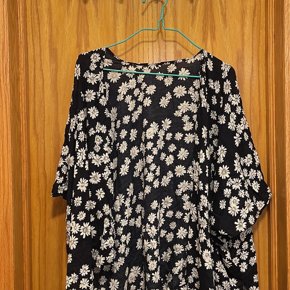 NWOT Forever21 Black and White Floral Open Cardigan/Beach Swim Pool Coverup